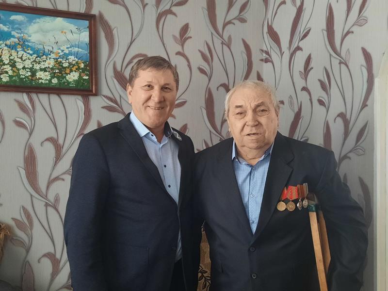 Глава округа лично поздравил с праздником бывшего малолетнего узника концлагерей Георгия Ивановича Рыхлицкого