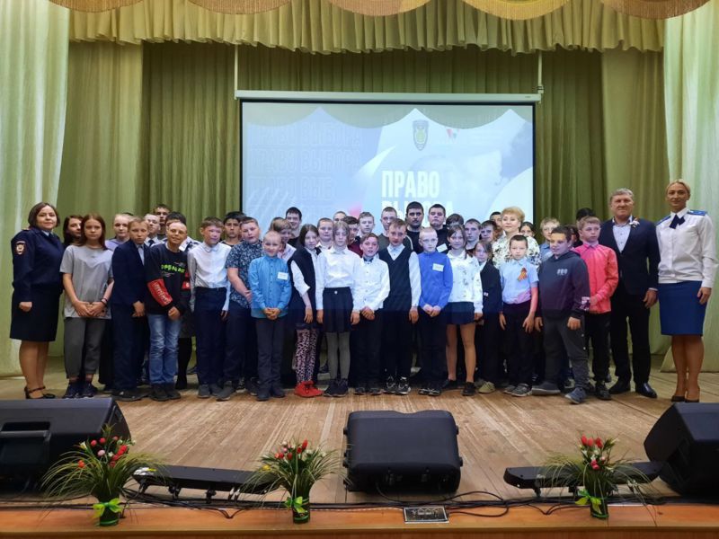 Сегодня в Проскоковском ЦДК состоялость торжественное открытие  молодежного патриотического форума «Право выбора»