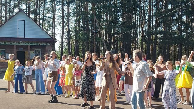 Вчера на базе оздоровительного лагеря «Сосновый бор» прошел 22 Всекузбасский фестиваль детского вокального творчества «На свободной земле»