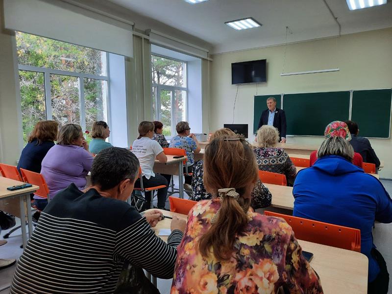 Глава округа Дадаш Дадашов встретился с коллективом Зимниковской школы и представителями общественности