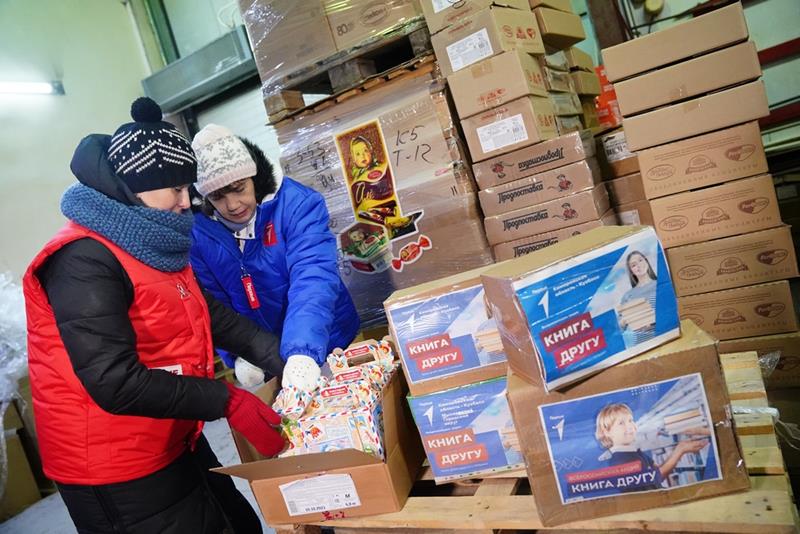 Жители КуZбасса отправили 15 тысяч подарков для всех детей Горловки