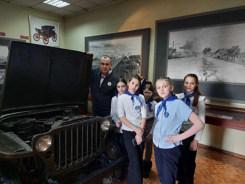 Отряд юных инспекторов движения «Главная дорога» посетил областной музей ГИБДД