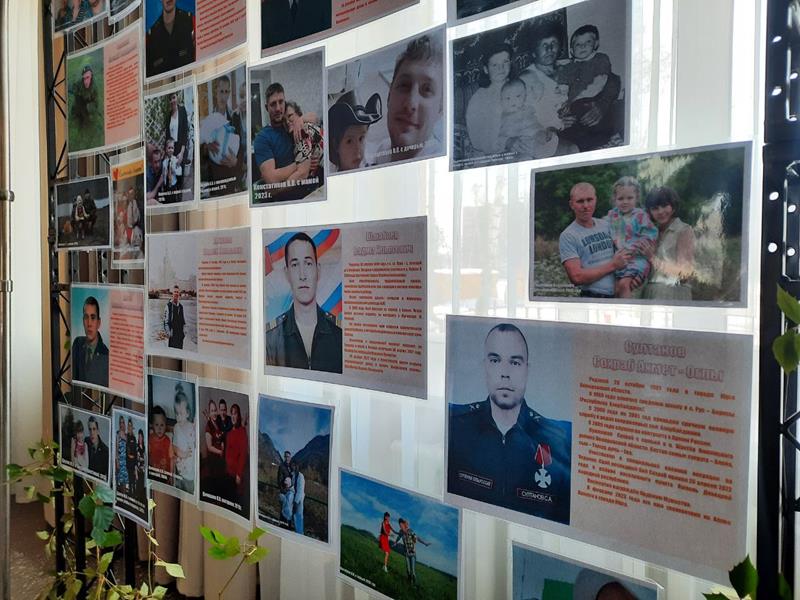 В фойе администрации округа открылась выставка «Семья героя СВО»