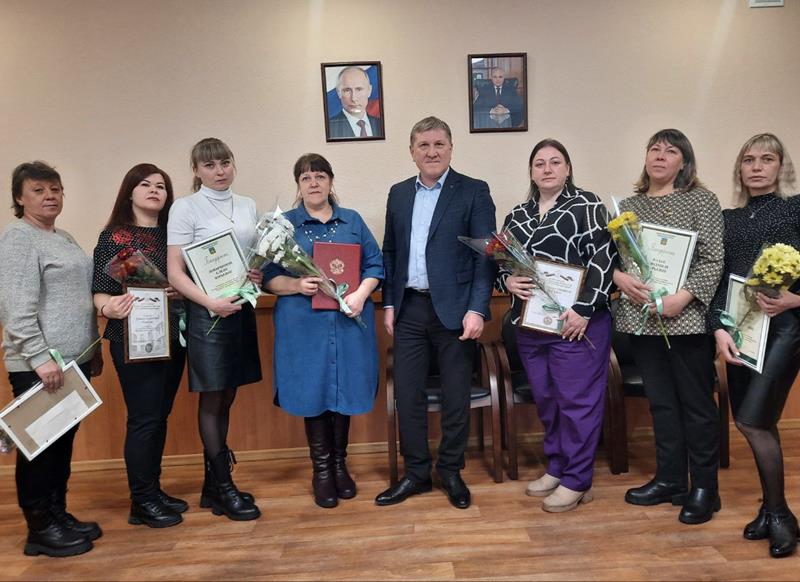 Глава округа вручил награды женщинам-активистам