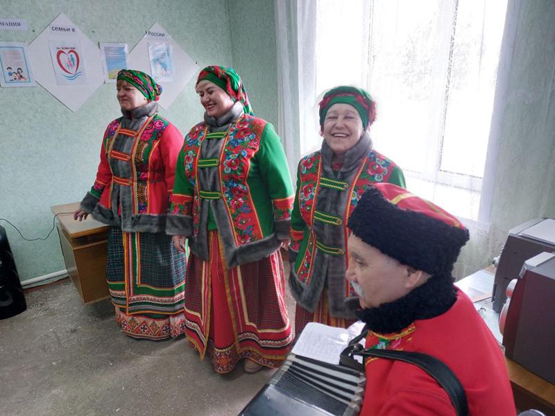 В первый день выборов на избирательных участках Юргинского муниципального округа прошли разнообразные развлекательные мероприятия
