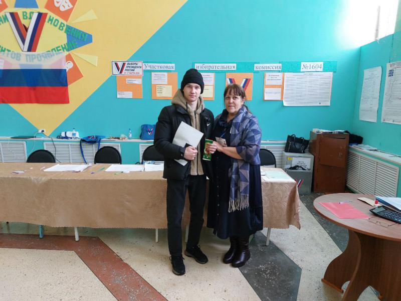 Впервые голосующие молодые избиратели пришли на участки в Юргинском муниципальном округе