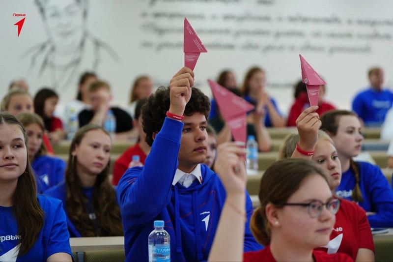 На координационном совете по взаимодействию с Российским движением детей и молодёжи «Движение первых», который провел врио губернатора Кузбасса Илья Середюк, наш округ представлял активист «Движения первых» Степан Карманов из Искитимской школы