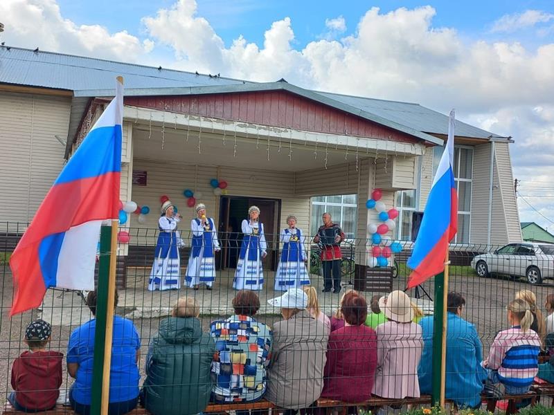 В рамках празднования Дня государственного флага России в образовательных организациях и учреждениях культуры округа прошли разноплановые тематические мероприятия