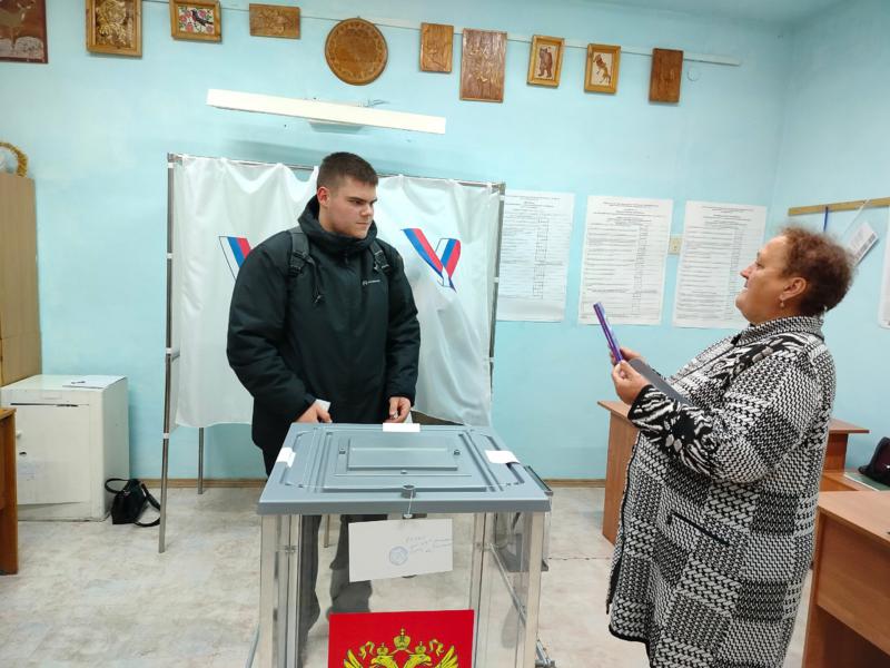 Впервые голосующие молодые избиратели пришли на участки в Юргинском муниципальном округе