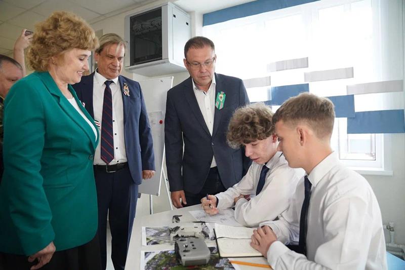 Илья Середюк проверил готовность обновленной по нацпроекту прокопьевской школы №14 к приему учеников