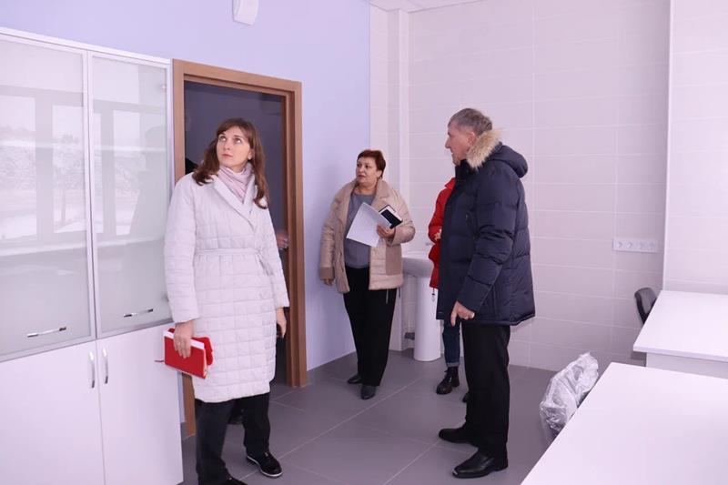 Глава округа вместе с заместителем министра строительства Кузбасса провел штаб по проведению капитального ремонта в Новоромановской школе