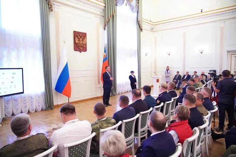Илья Середюк вручил дипломы выпускникам программы «СВОи Герои. КуZбасс»